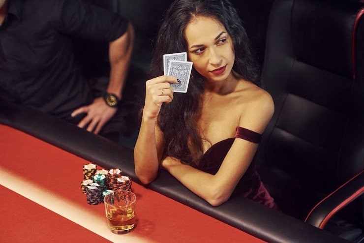 Aplikasi mobile mansiontogel menampilkan live-dealer blackjack dan roulette di layar smartphone
